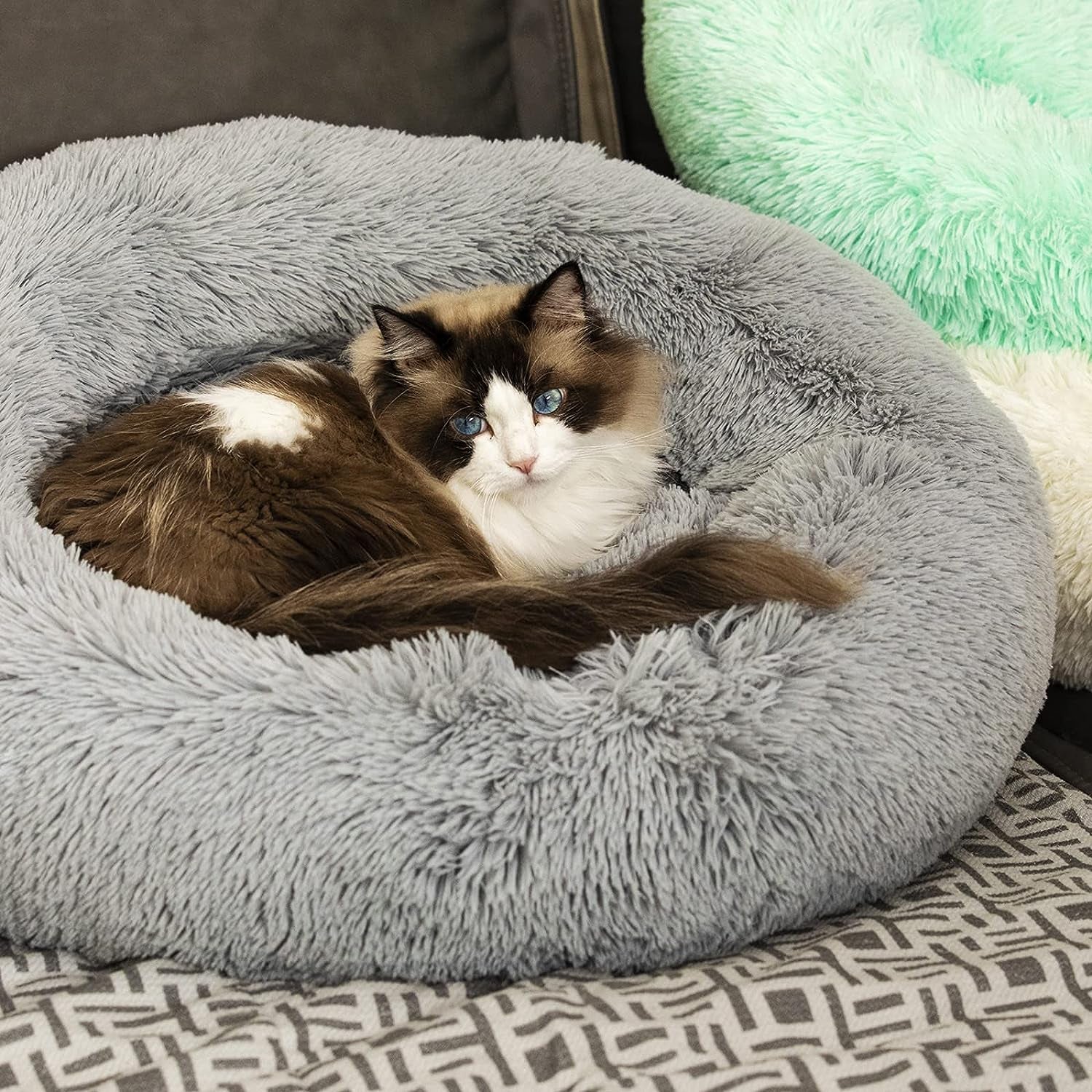 Calming Plush Pet Bed for Dogs & Cats – Ultra Soft Washable Anti-Anxiety Bed（20"/24"/27''） (27", White)